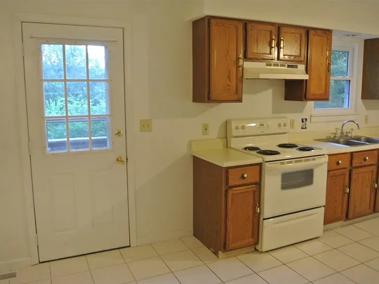 Building Photo - 905 Crestview Ln