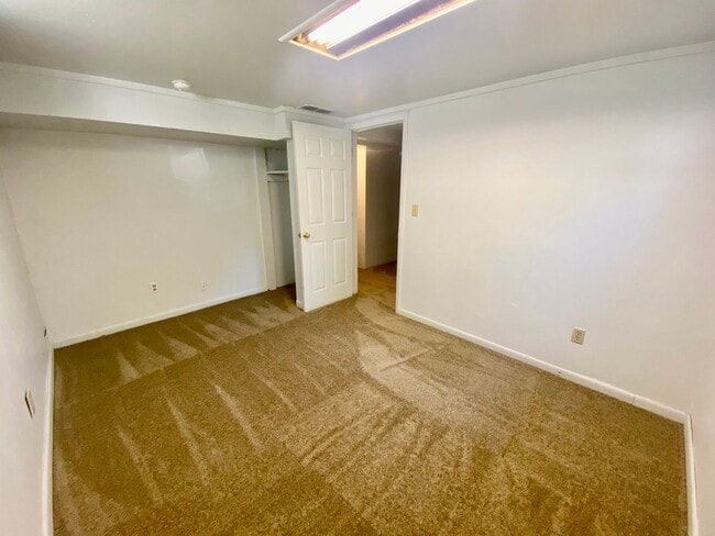 Building Photo - 4 bedroom house  Close to EMU in Ypsilanti- Available Fall 2026