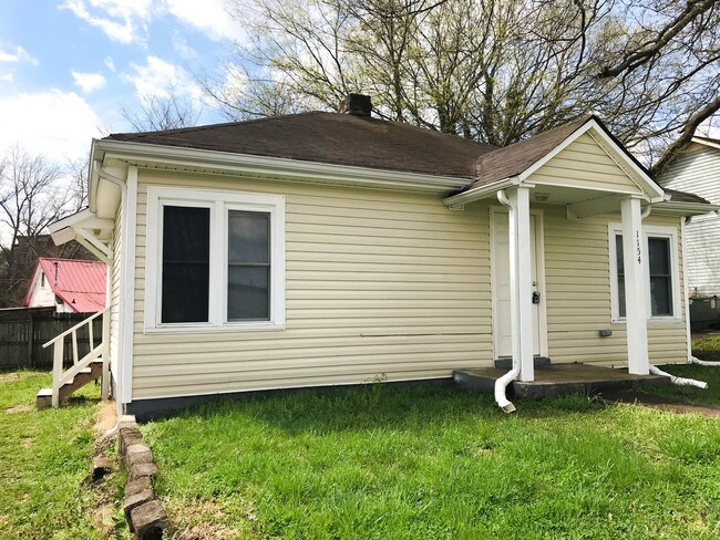 Primary Photo - 1154 E College St