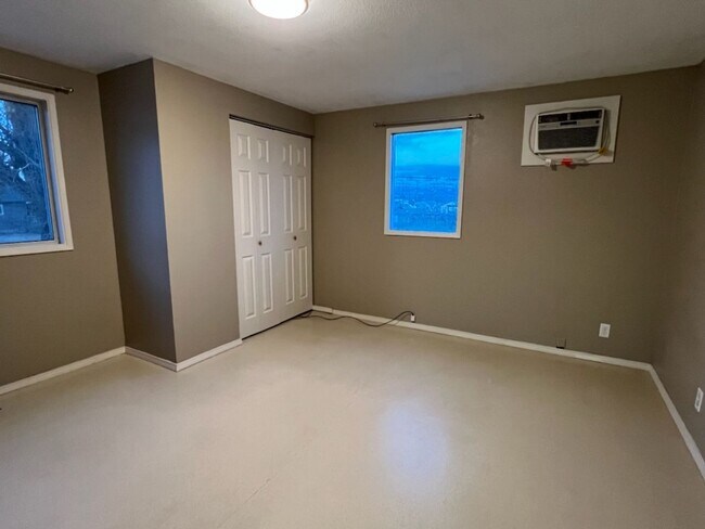 Building Photo - Spacious 3+ bed/2 bath home! Large fenced yard, garage, shed, w/d, a/c, d/w & more!