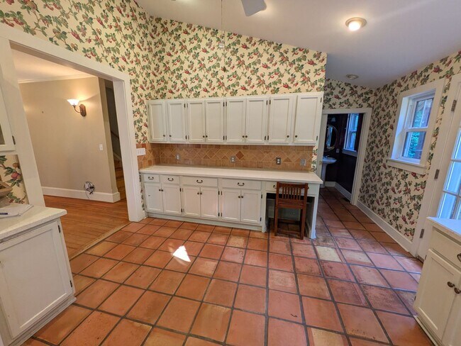 Building Photo - 1540 Yadkinville Rd