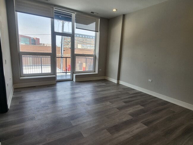 Building Photo - 2406 W Armitage Ave