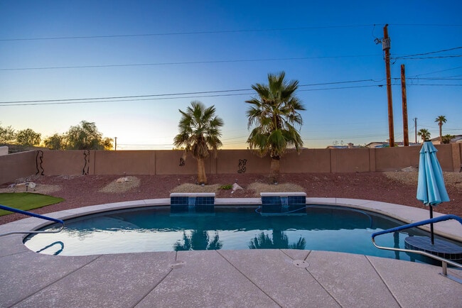 Building Photo - 3161 Newport Dr