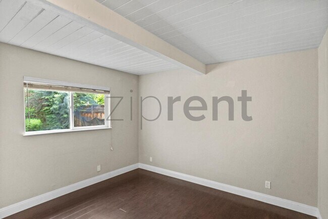 Building Photo - Unit