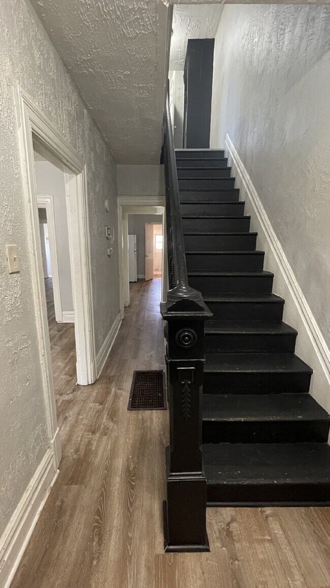 Building Photo - Spacious 4-Bedroom Home with 2 Full Bathrooms – Section 8 Approved and Ready for Move-In!