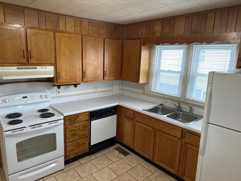 Building Photo - 205 Unaka St