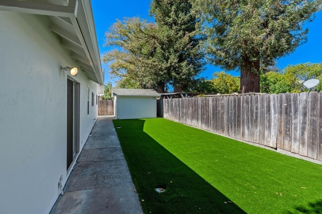 Building Photo - 4 bed/ 3 bath Single-Family Home in North ...