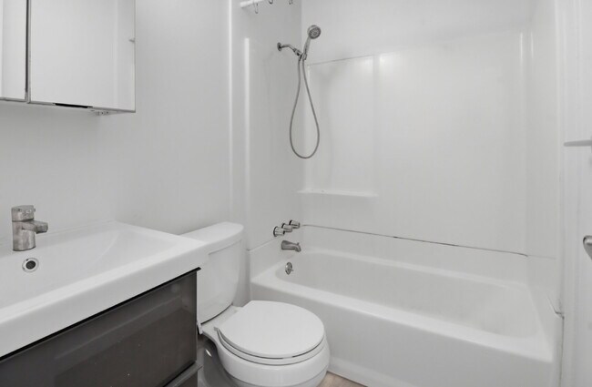 Building Photo - $1,540.95- 1 Bed, 1 Bath Lofted Apartment in Lakewood with Central AC!