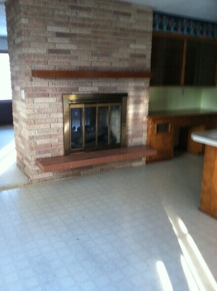 See-through fireplace - 628 Johanna Avenue Southeast
