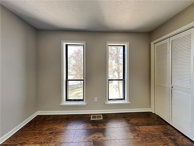 Building Photo - 619 Green Valley Dr
