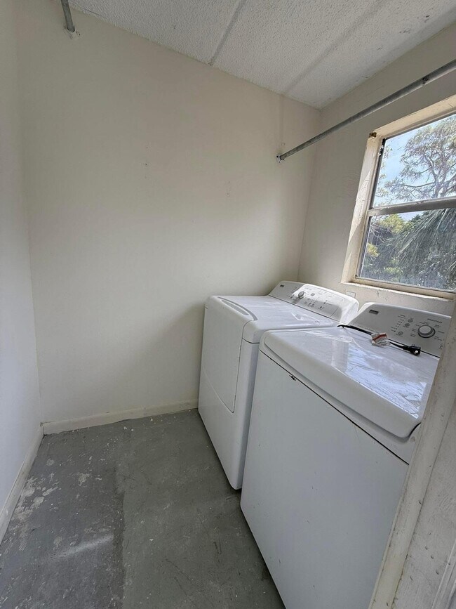 Building Photo - 2000 Springdale Blvd