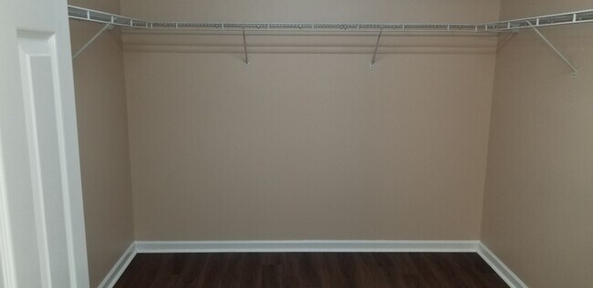 Building Photo - LOCATION! HARWOOD FLOORS!