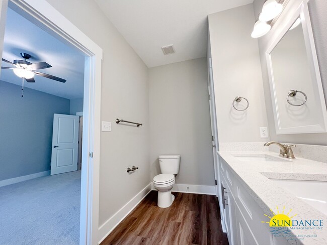 Building Photo - Beautiful 3 Bedroom 2.5 Bathroom Townhome with Garage!