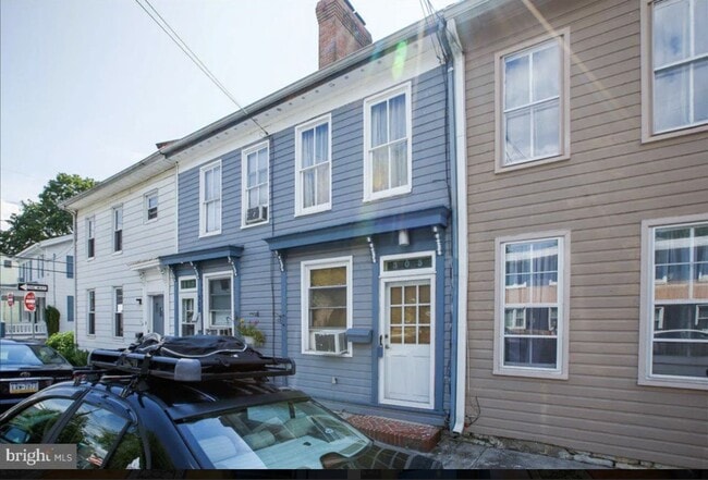 Building Photo - Nice 2 Bedroom 2 Bath Townhouse