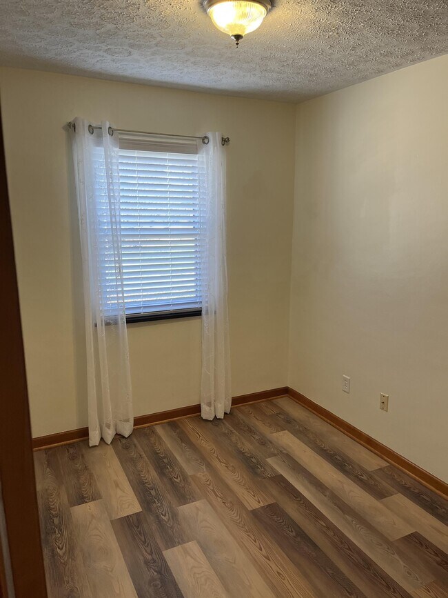 Building Photo - 120 Parker Dr