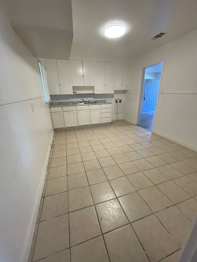 Building Photo - Spacious Sunset Acres Home