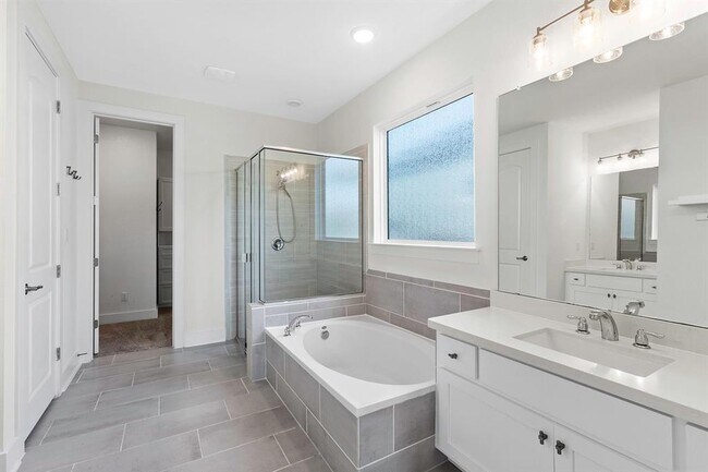 Building Photo - 829 Dayridge Dr