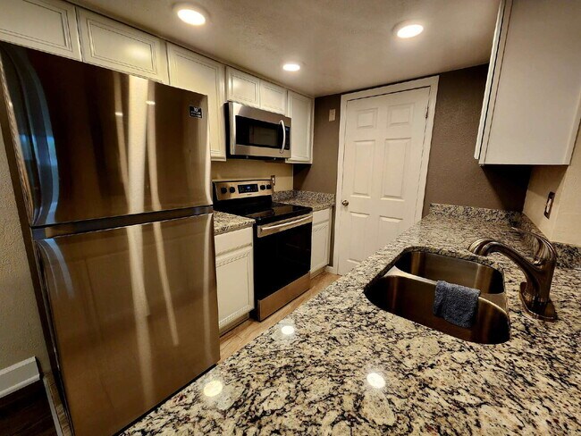 Building Photo - PRICE DROP!  Beautiful Ground Floor 2 Bed 2 Bath Condo! Sunroom!