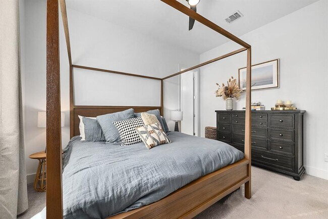 Building Photo - 2050 Lohmans Spur Rd