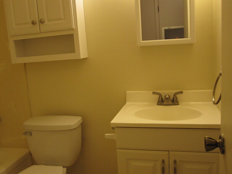 Building Photo - 104 Stanford Dr