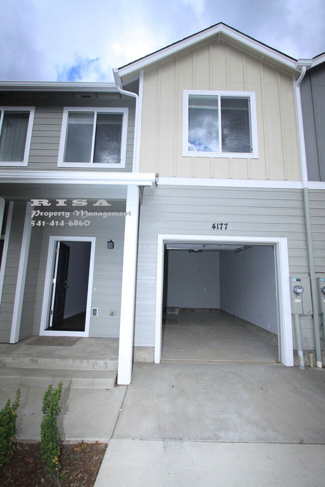 Building Photo - 4185 Lancaster Dr NE