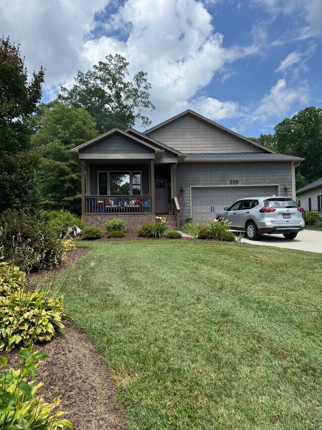 Building Photo - Charming 3 Bed 2.5 Bath Furnished Cottage ...