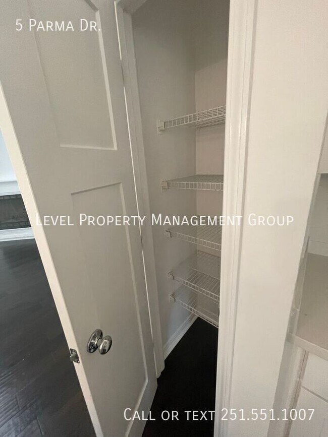 Building Photo - 5 Parma Dr