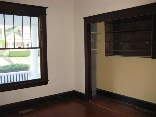 Building Photo - 319 Park Ave