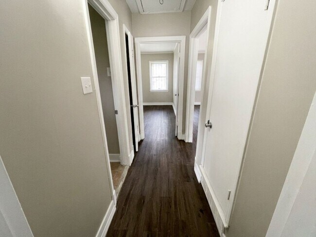 Building Photo - Charming & Fully Refreshed 2BR/1BA Near the University District – Move-In Ready!