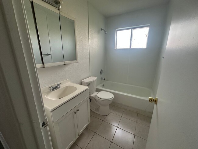 Building Photo - 1948 Country Club Ct