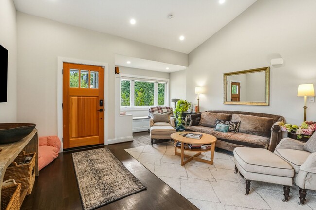 Building Photo - ELEGANT AND SPACIOUS 5 BEDROOM 3 FULL BATHROOM HOME IS AVAILABLE 3-1-2026  IN THE ROSEMARY HILLS ...