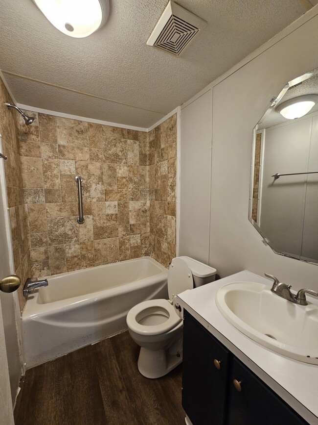 Building Photo - 333 Jasper Dr