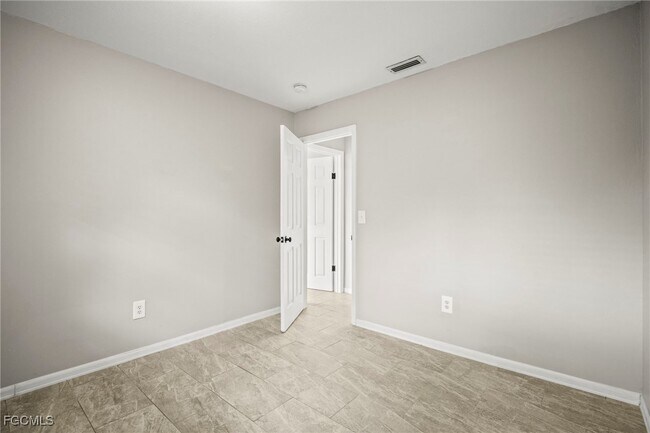 Building Photo - 2210 Parkview Dr