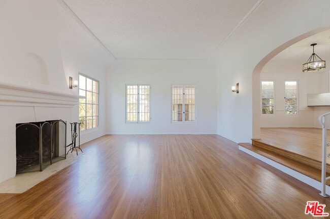 Building Photo - 1122 S Tremaine Ave