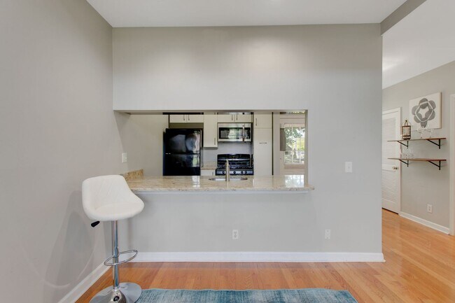 Building Photo - Charming 2 Bed 2 Bath Home on Historic Rus...