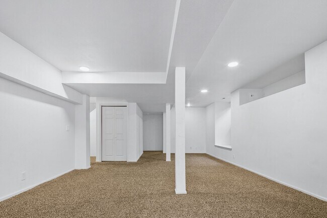 Building Photo - Parkside Paradise: Spacious 5-Bed Luxury in Hobble Creek