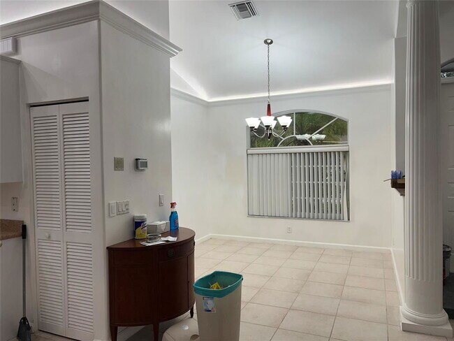 Building Photo - 7400 SW 37 Ct