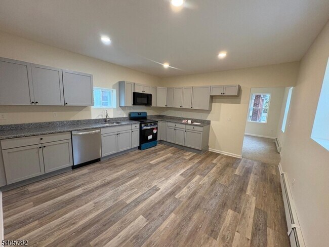 Building Photo - 786 S Main St