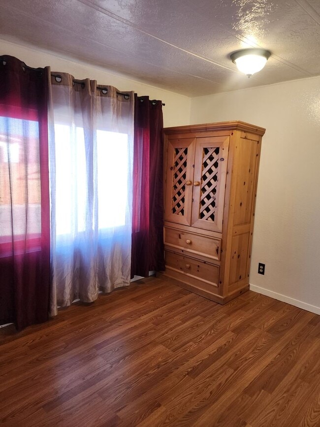 Building Photo - Beautiful 3 Bedroom with additonal 4th bedroom! Larg fenced front & backyard!!