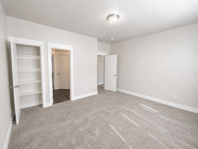 Building Photo - Spacious 3BR Home with Private Yard Near Alpenglow Park