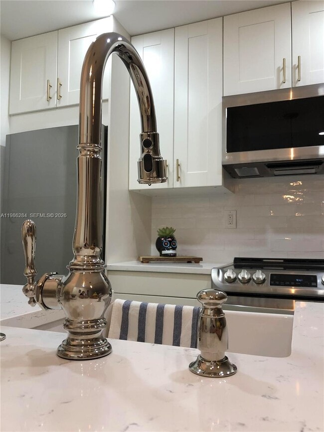 Building Photo - 900 NE 18th Ave