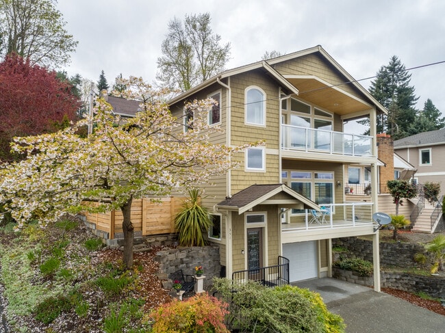 Building Photo - 351 Lind Ave NW