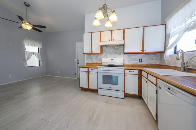Building Photo - 10281 E Foxmoor Dr