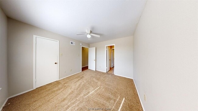 Building Photo - 301 Manuel Dr