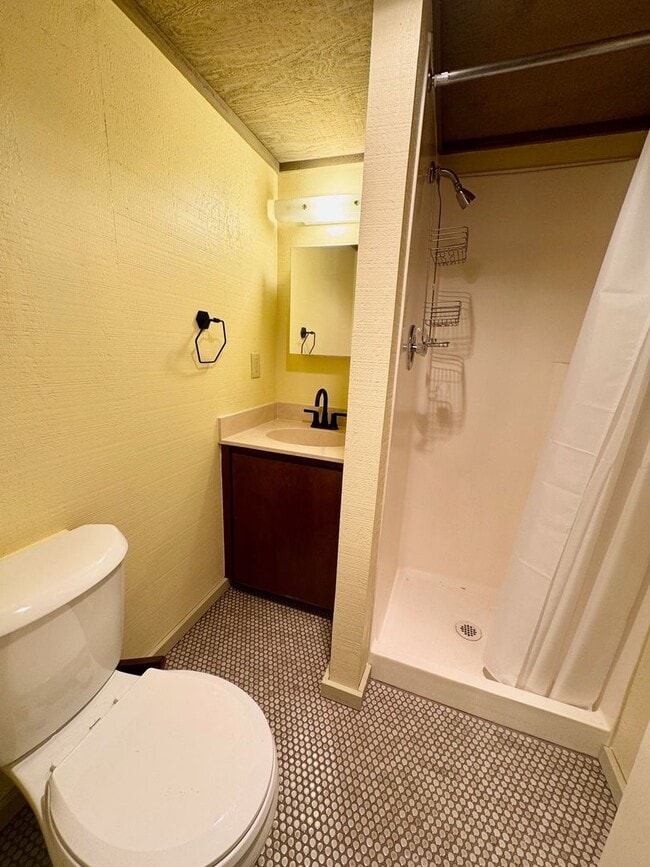 Building Photo - Come live in this quiet corner of Harstine Island!