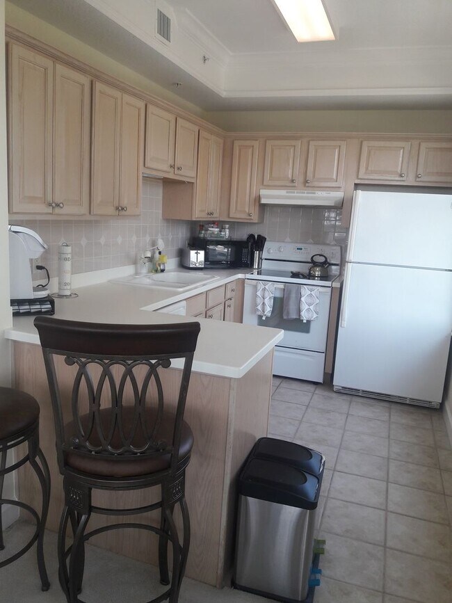 Building Photo - DOWNTOWN SARASOTA ANNUAL TURNKEY FURNISHED...