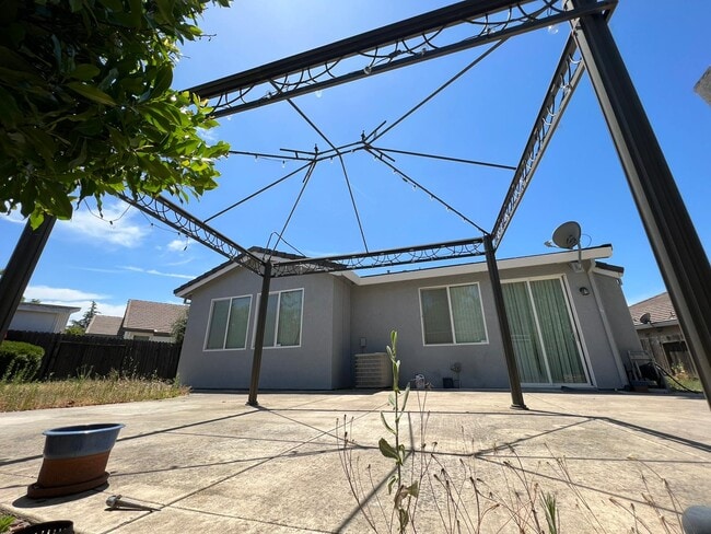 Building Photo - 560 Sutherland Ranch Ln