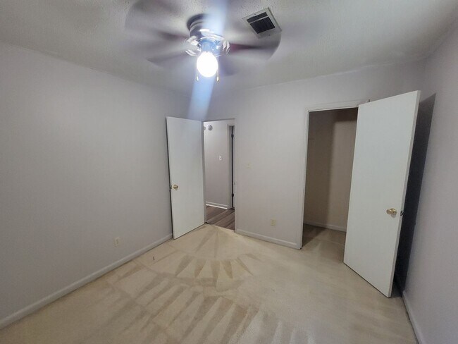 Building Photo - 3737 Woodcock Dr