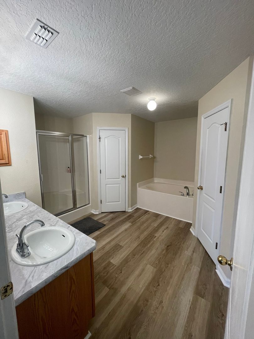 Building Photo - 5906 Diamond Ct