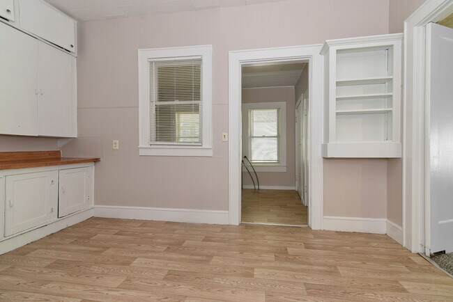 Building Photo - 3814 Roberts St